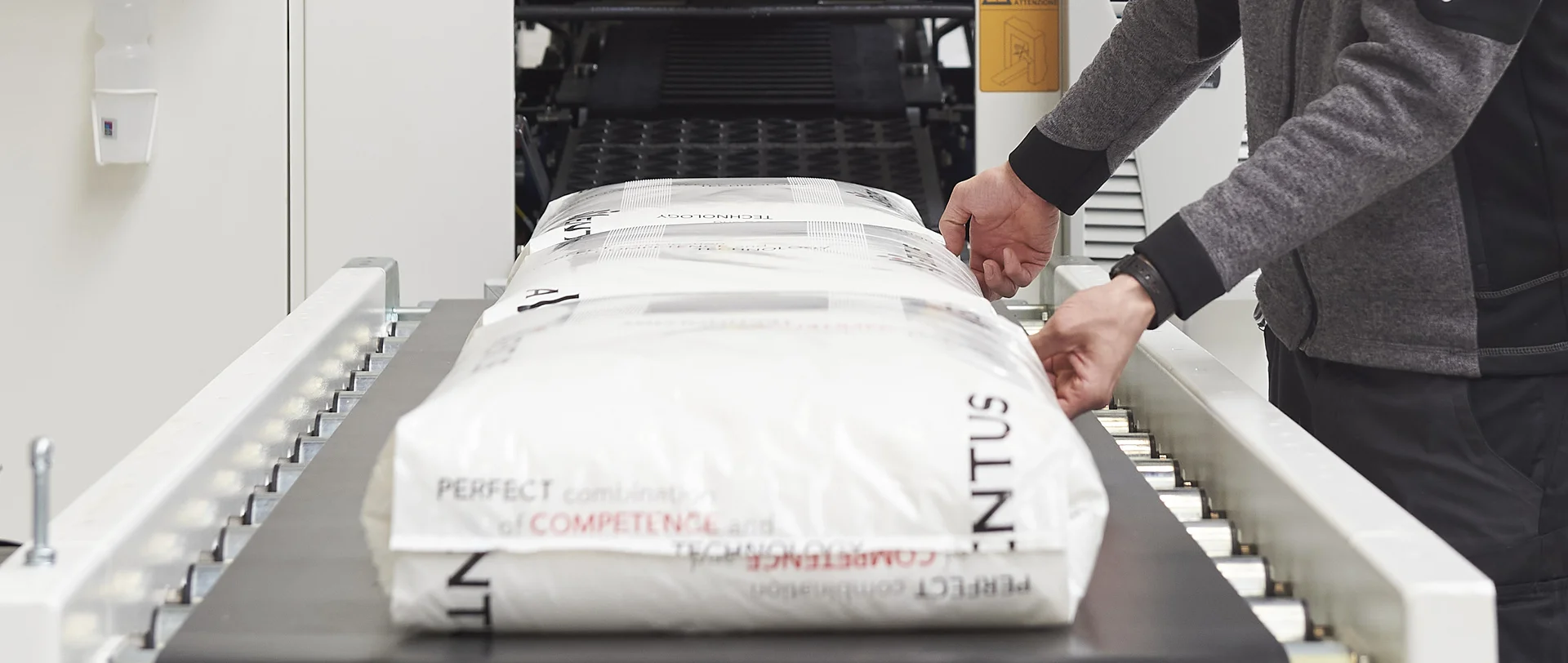 ffs-saecke-verpackungsversuche AVENTUS FFS Säcke auf dem Förderband für Verpackungsversuche