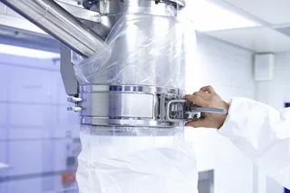 Securing a big bag at the filling station