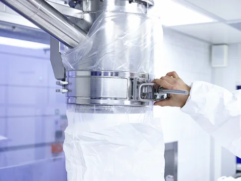 Securing a big bag at the filling station