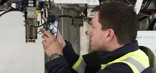 Remote Service im Verpackungsbetrieb, durchgeführt mit AVENTUS-Mitarbeiter