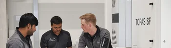 AVENTUS Mitarbeiter in der Produktionshalle