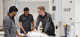 AVENTUS Mitarbeiter in der Produktionshalle